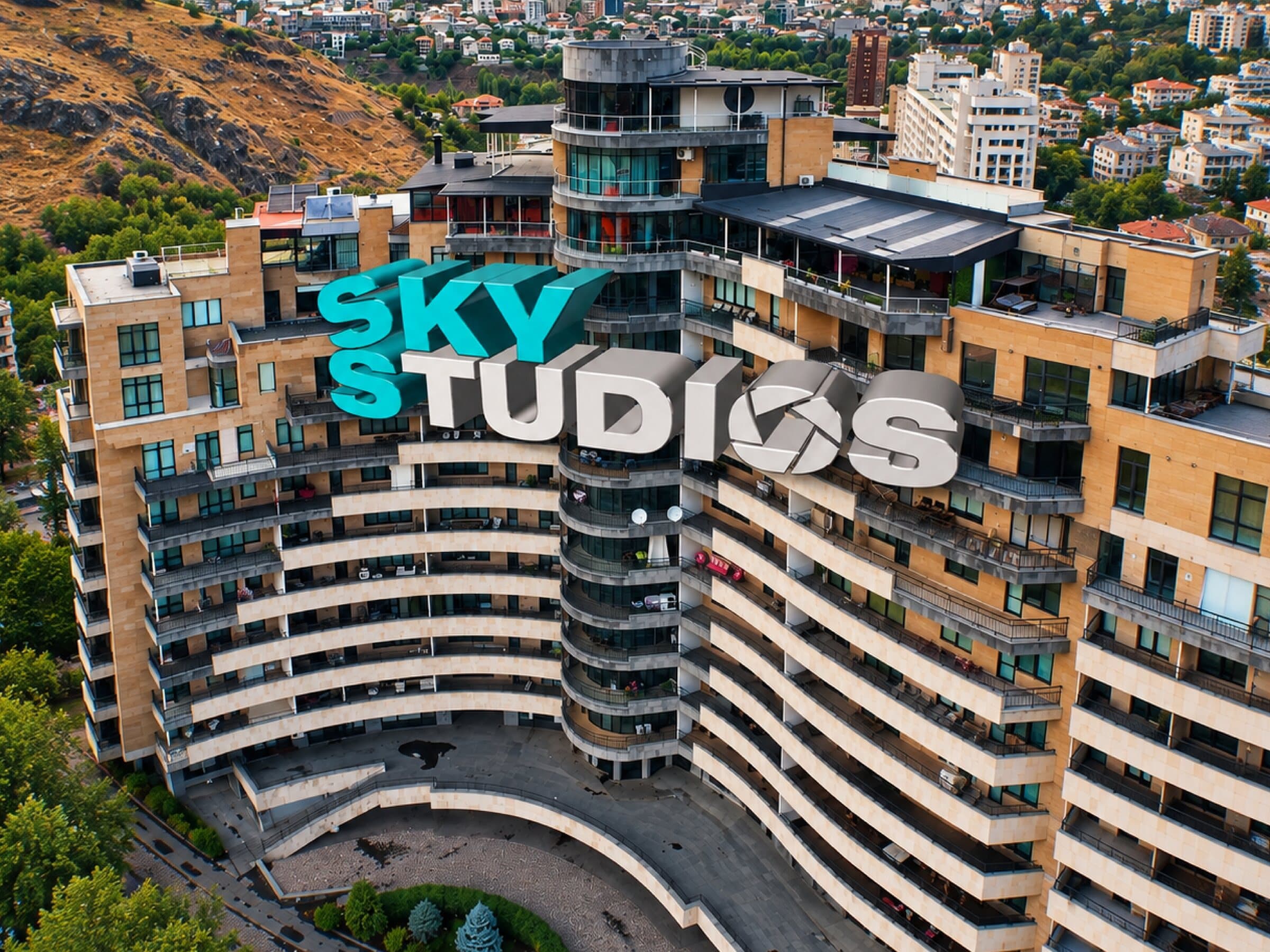 Sky Studios շենքը՝ տանիքի ցուցանակով, Երևանի վերևում